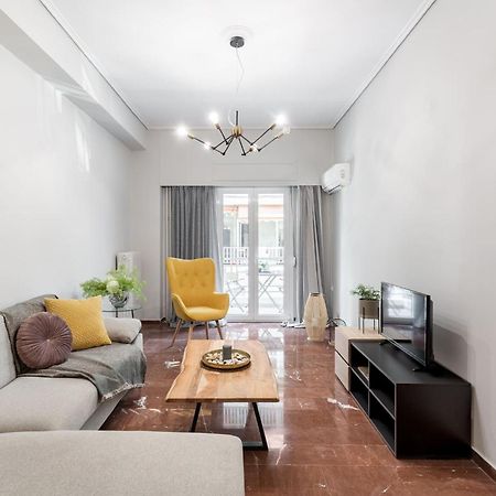 Explore History From A Chic Central Apartment Афіни Екстер'єр фото