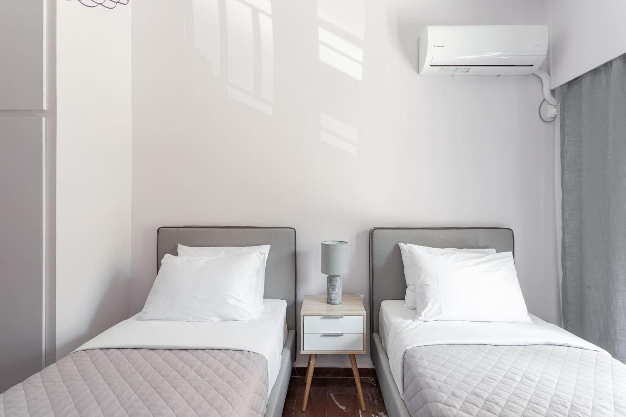 Explore History From A Chic Central Apartment Афіни Екстер'єр фото