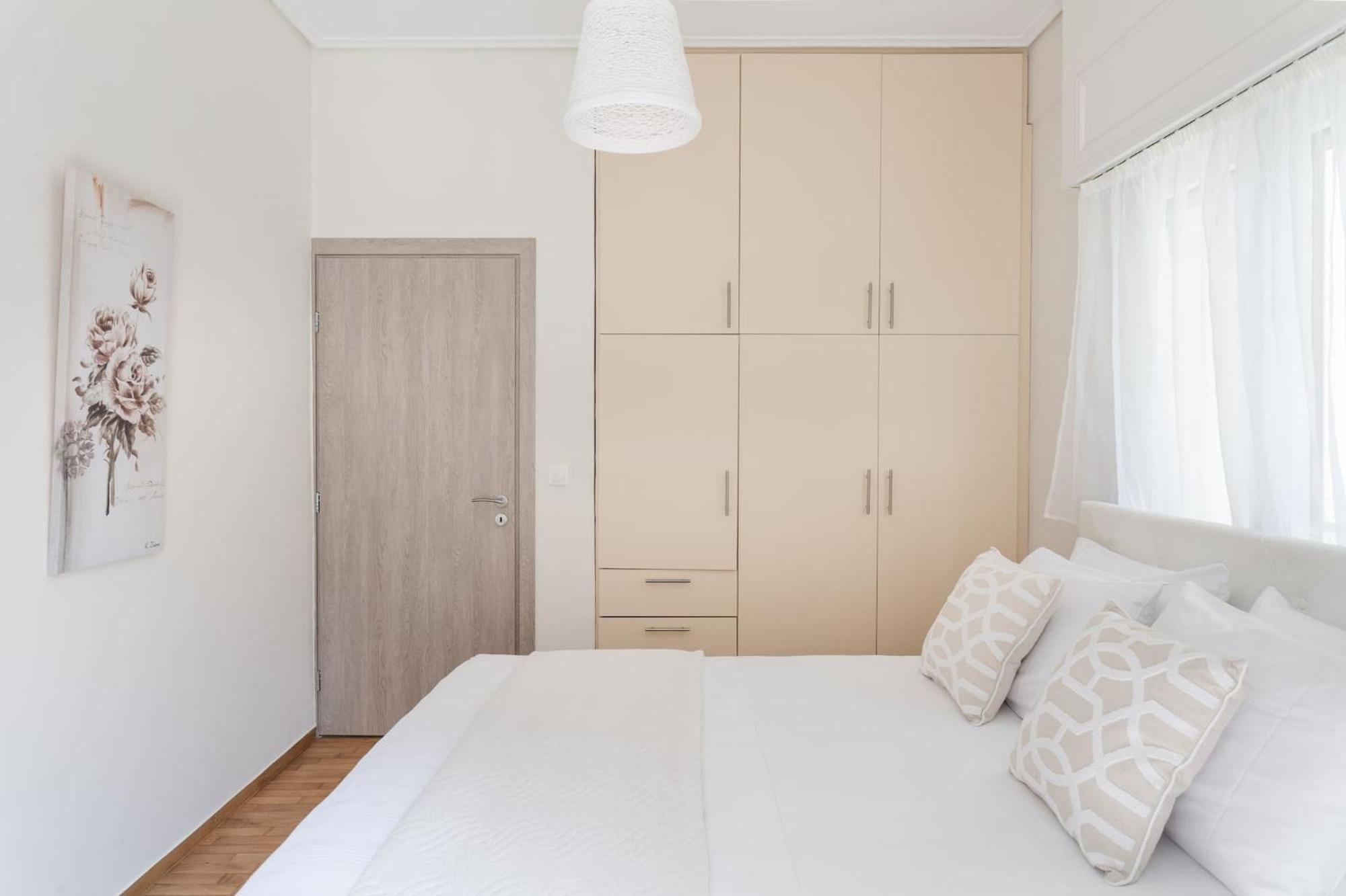 Explore History From A Chic Central Apartment Афіни Екстер'єр фото