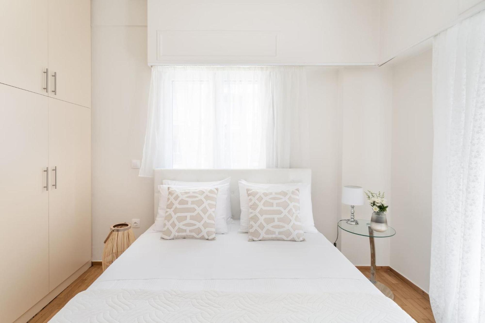 Explore History From A Chic Central Apartment Афіни Екстер'єр фото