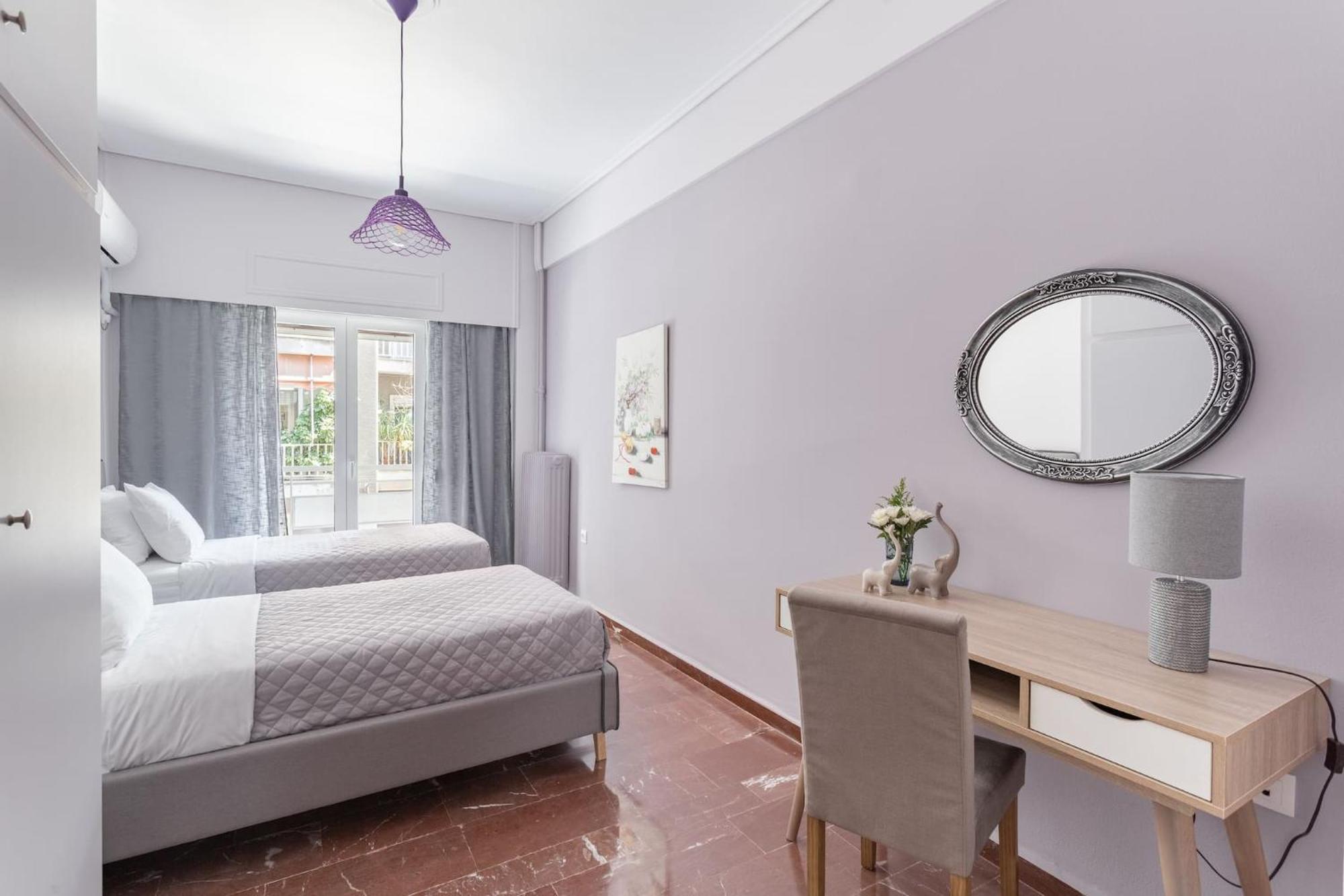 Explore History From A Chic Central Apartment Афіни Екстер'єр фото