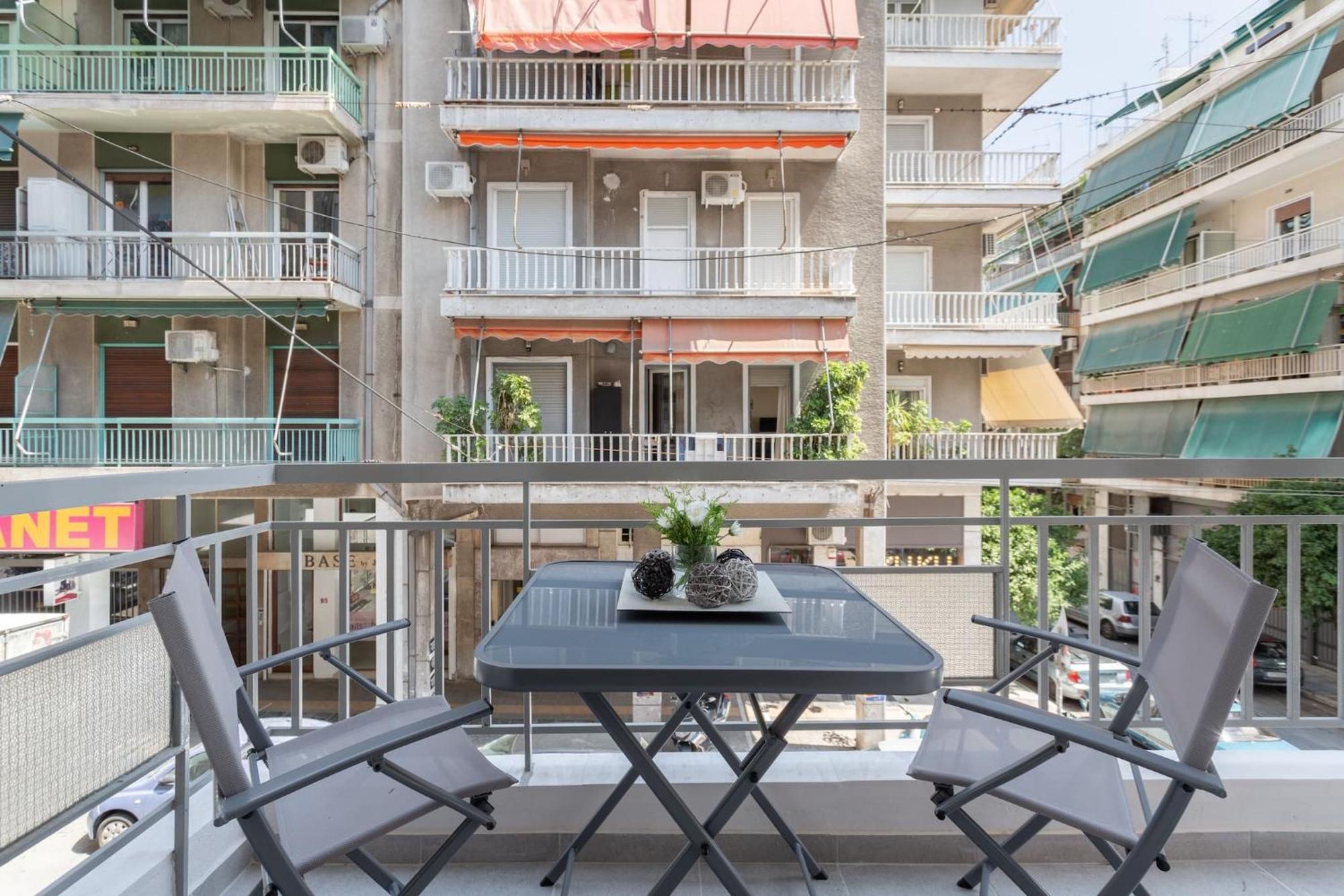 Explore History From A Chic Central Apartment Афіни Екстер'єр фото