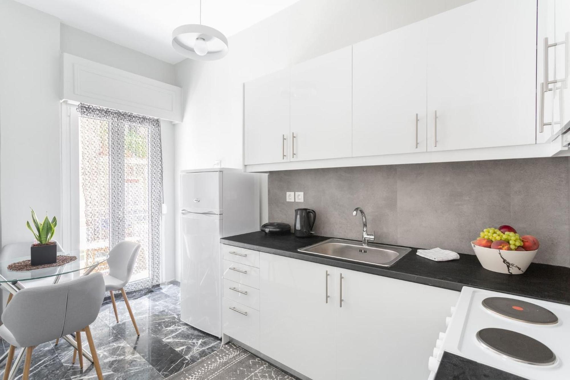 Explore History From A Chic Central Apartment Афіни Екстер'єр фото